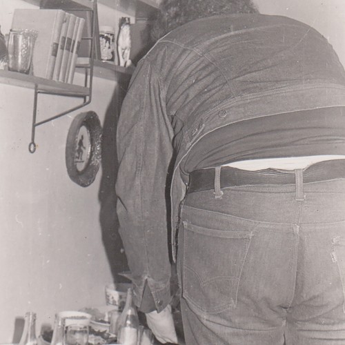 Giovane uomo che piega - giovane,